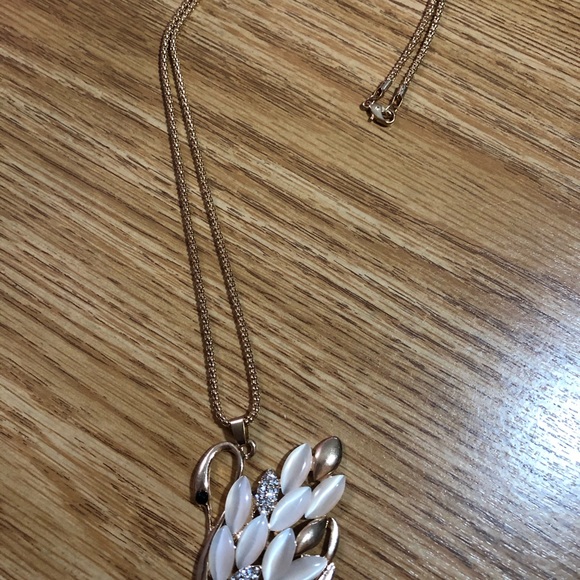 SWAN PENDANT NECKLACE NWOT - Picture 3 of 4